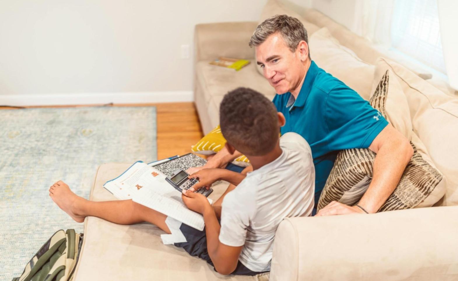Parents et adolescent trouvant un terrain d'entente lors d'une discussion familiale